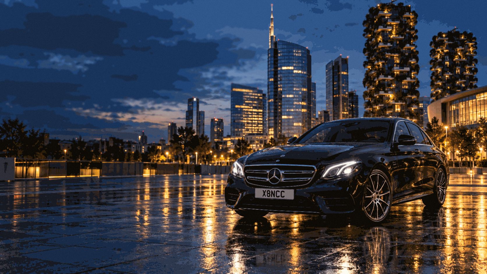 Mercedes Classe E nera su una piazza bagnata a Milano, di sera, con i grattacieli di Porta Nuova e il Bosco Verticale dietro